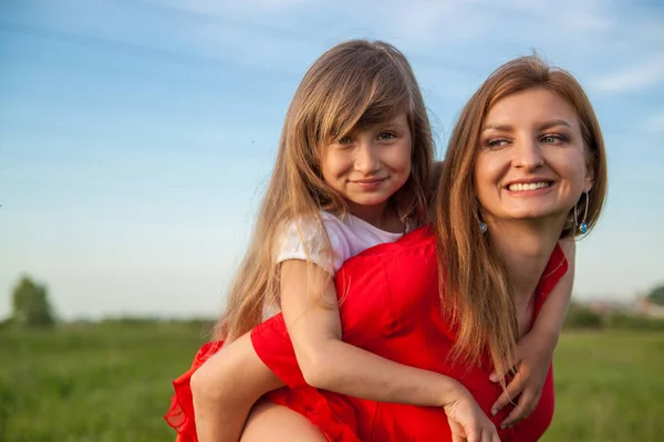 Mutlu Aile Anne Kızı Niteliğine Yaz Aylarında Sarılma — Stok fotoğraf