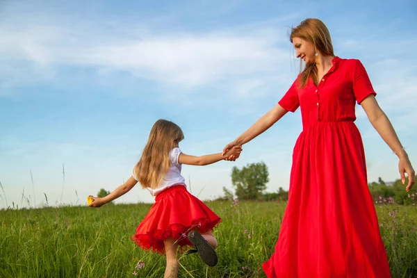 Mutlu Aile Anne Kızı Niteliğine Yaz Aylarında Sarılma — Stok fotoğraf
