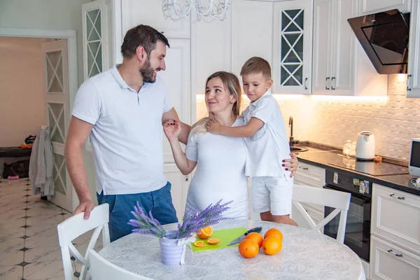 Retrato Una Familia Feliz Cocina Casa — Foto de Stock