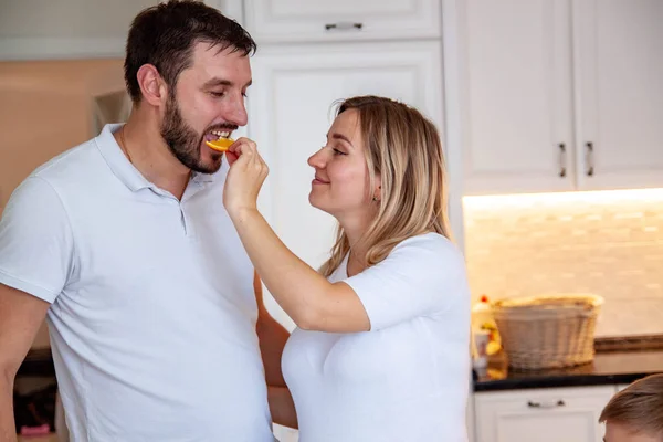 Pareja Joven Cocina Retrato — Foto de Stock