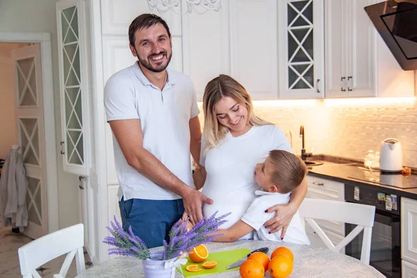 Atractiva Pareja Con Mujer Embarazada Desayunando Cocina Junto Con Niño — Foto de Stock