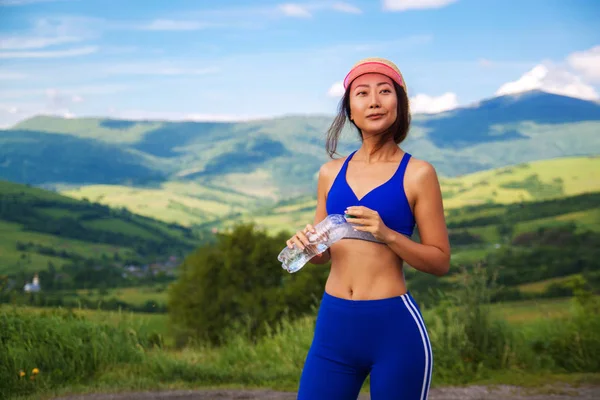 Красивая Молодая Спортивная Азиатка Пьет Воду Освежить После Жаркого Летнего — стоковое фото