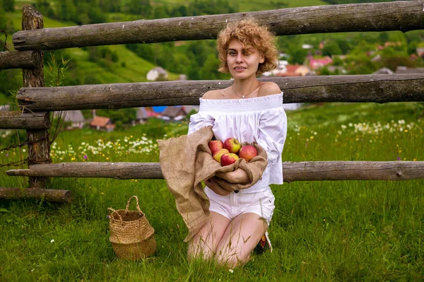 Belle Fille Blonde Blanc Avec Des Pommes Rouges Contre Ciel — Photo