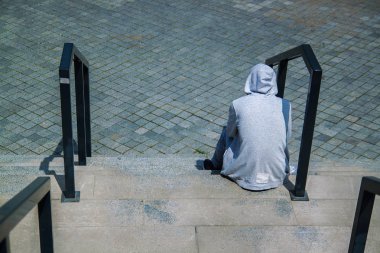 Mahvolmuş, depresyona girmiş, ağlayan, üzgün, depresyona giren, acı çeken, acı çeken, çaresiz ifadeler kullanan genç bir kadın. Yalnızlık, depresyon ve kalp kırıklığı konsepti.