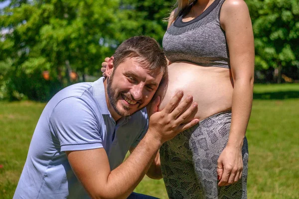 Marito Ascoltando Pancia Sua Moglie Sorridendo — Foto Stock