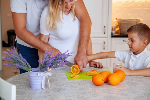Familia Está Desayunando Cocina Cortando Naranjas Mesa — Foto de Stock