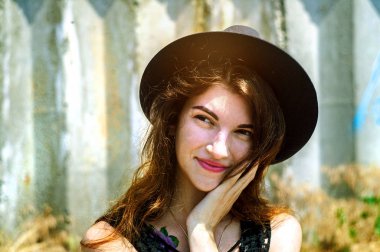 Portre yakın çekim genç güzel mutlu kadın, yaz açık havada.