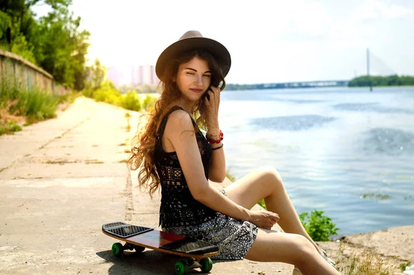 Charmiga Unga Hipster Flicka Poserar Sittande Skateboard Vallen Vacker Solnedgång — Stockfoto