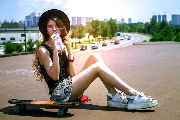 Flickan Sitter Skateboard Och Dricksvatten Sommardag — Stockfoto