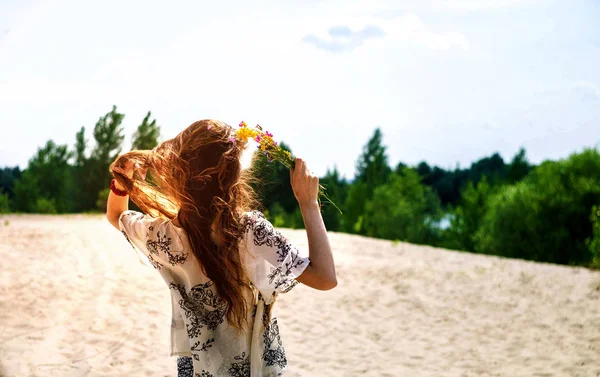 Ragazza Felice Che Balla Raggi Bellissimo Tramonto Nel Parco Bella — Foto Stock