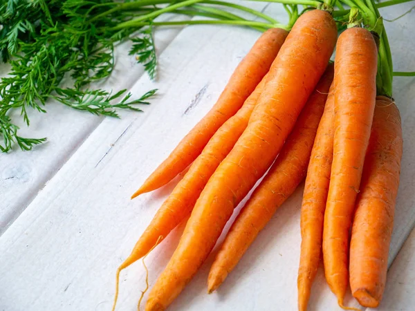 Zanahorias Frescas Con Hojas Verdes Sobre Fondo Blanco Vegetal Alimentos — Foto de Stock