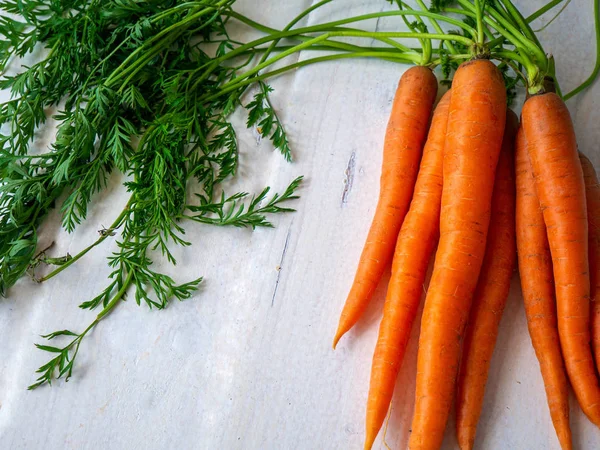 Zanahorias Frescas Con Hojas Verdes Sobre Fondo Blanco Vegetal Alimentos — Foto de Stock