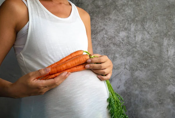 Embarazada Asiático Mujer Holding Ramo Zanahorias — Foto de Stock