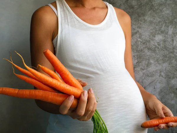 Embarazada Asiático Mujer Holding Ramo Zanahorias — Foto de Stock