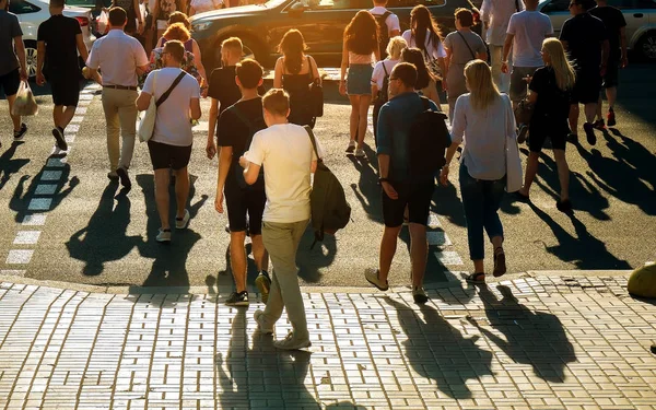 Mucha Gente Que Camina Desenfocada Semáforos Ucrania —  Fotos de Stock