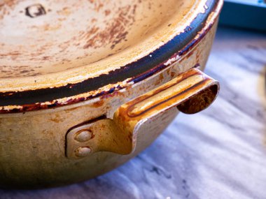 Bir mutfakta masada Kirli eski pot.