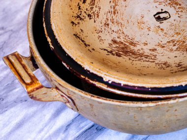 Bir mutfakta masada Kirli eski pot.