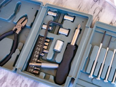 Kutu içinde bir dizi araç, organize çalışma alanı.