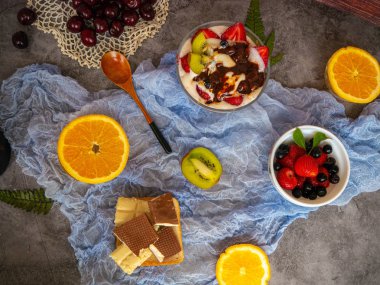 Dondurma ile fındık ve çilek. Üstten görünüm.