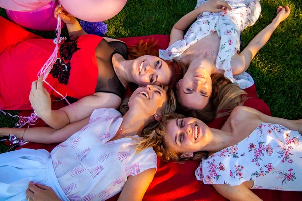 Vista Superior Hermosos Amigos Elegantes Sonriendo Mientras Están Acostados Hierba —  Fotos de Stock