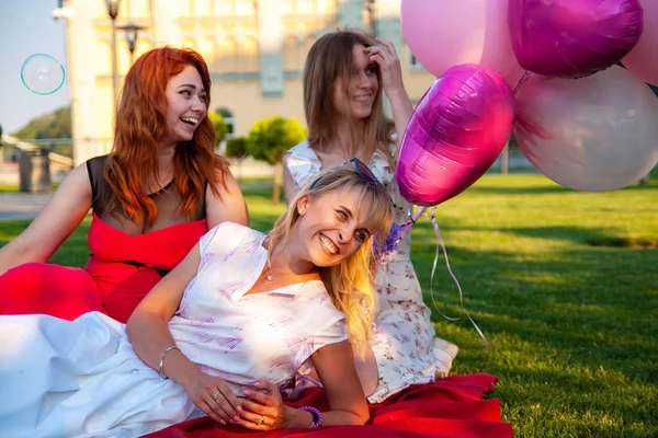 Felices Amigas Jugando Divirtiéndose Hierba Verde Hermosas Chicas Jóvenes Con —  Fotos de Stock