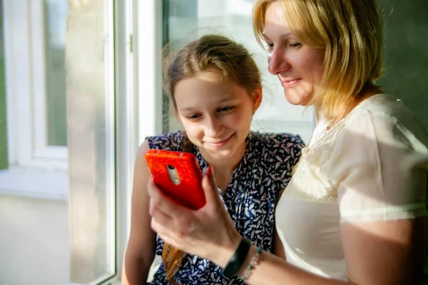 Mensajes Texto Madre Hija Teléfono Celular Casa — Foto de Stock