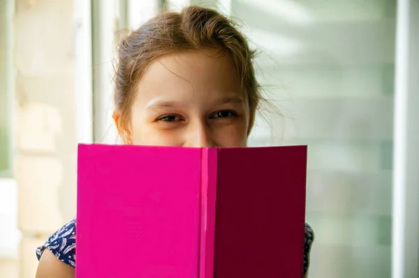 Hikaye Kavramı Mutlu Kız Ilginç Bir Hikaye Okuyun Küçük Çocuk — Stok fotoğraf