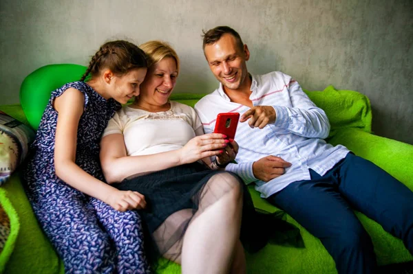 Concepto Personas Familia Tecnología Madre Feliz Padre Niña Con Teléfono — Foto de Stock