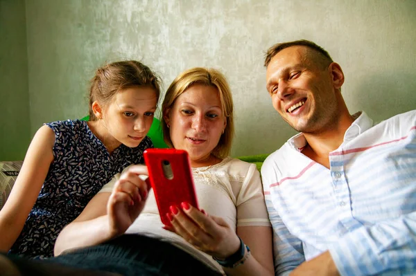 Concepto Personas Familia Tecnología Madre Feliz Padre Niña Mirando Smartphone — Foto de Stock