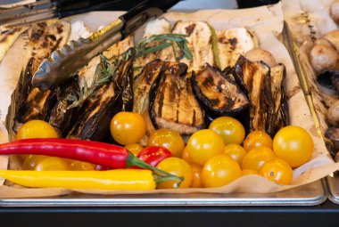 Bir yaz barbekü ızgara sebzeler tepside.