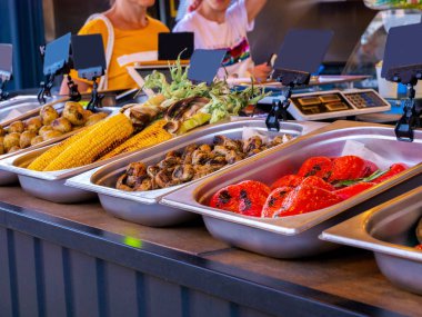 Bir yaz barbekü ızgara sebzeler tepside.