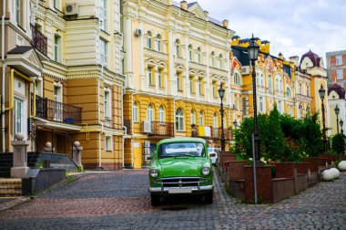 Ukrayna'da sokakta Vintage yeşil araba. Güzel güneşli bir gün, renkli binalar. 