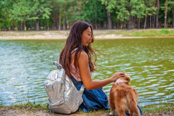 Mignonne Fille Asiatique Avec Petit Chien Marche Dans Parc Femme — Photo