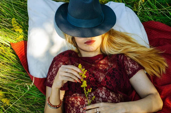 Porträt Eines Schönen Jungen Blonden Mädchens Das Der Natur Ruht — Stockfoto