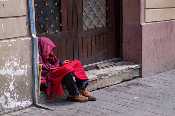 Dakloze Leunend Tegen Schuur Deur Europa Straat Armoede Werkloosheid — Stockfoto