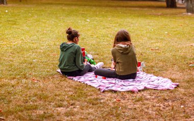 Genç kız gençler sonbahar Parkı'nda kamp. Aktif insan kavramı. Açık havada.