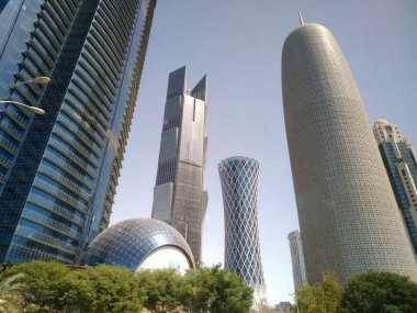 Geniş açı çekim, Modern mavi yüksek gökdelenler Doha Şehir, Orta Doğu.