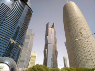 Geniş açı çekim, Modern mavi yüksek gökdelenler Doha Şehir, Orta Doğu.