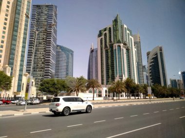 Geniş açı çekim, Modern mavi yüksek gökdelenler Doha Şehir, Orta Doğu.