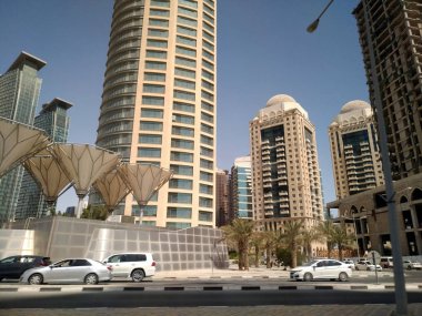 Geniş açı çekim, Modern mavi yüksek gökdelenler Doha Şehir, Orta Doğu.