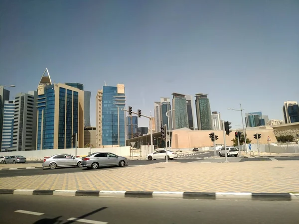 Geniş açı çekim, Modern mavi yüksek gökdelenler Doha Şehir, Orta Doğu.