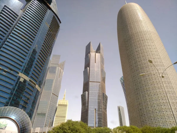 Geniş açı çekim, Modern mavi yüksek gökdelenler Doha Şehir, Orta Doğu.