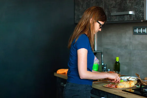 Junge Hausfrau Kocht Der Küche — Stockfoto