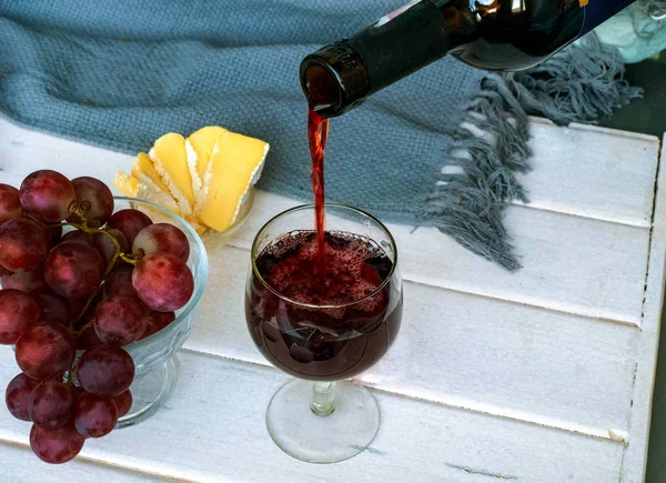 Käse Gläser Und Eine Flasche Rotwein Auf Einem Holztisch Kopierplatz — Stockfoto