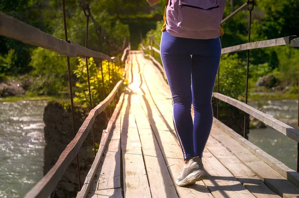Girl Tourist Steps Wooden Trail Wooden Bridge — Stock Photo, Image
