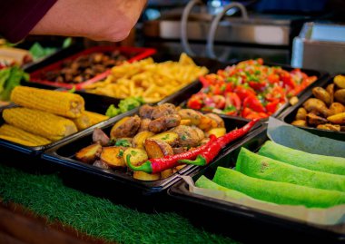 Mangalda et, soğan ve biber kebapları. Izgara ve sebzeli sokak yemekleri.