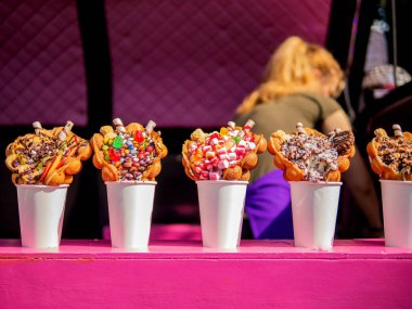 sokakta güzel taze dondurma ile mağaza penceresi.