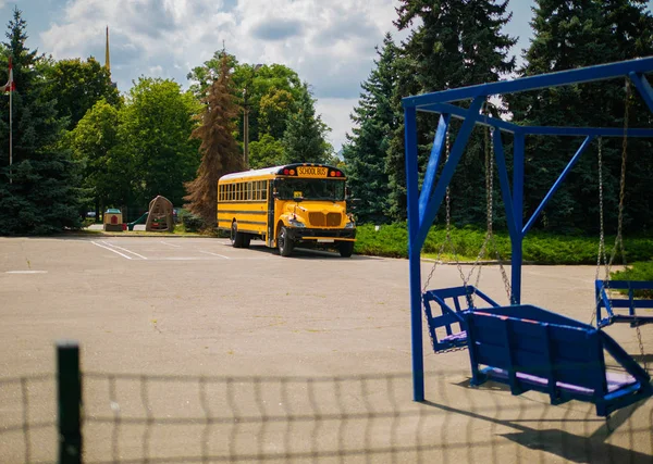 Autobús Escolar Estacionado Junto Escuela Ucrania — Foto de Stock