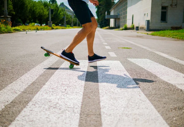 Primer Plano Los Pies Los Patinadores Mientras Patinan Parque Skate — Foto de Stock