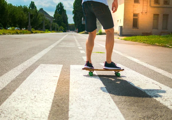 Primer Plano Los Pies Los Patinadores Mientras Patinan Parque Skate — Foto de Stock